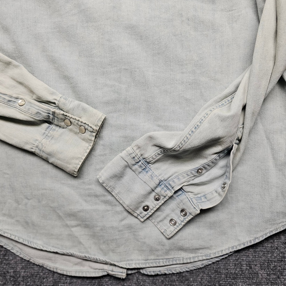 Levi Strauss Co Womens Denim Western Shirt Light Wash Studded Star Classic Fit M - Picture 10 of 11